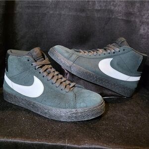 Nike Sb Blazer Mens 7.5/ Womens 9